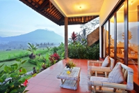Frangipani_veranda_mountain_jpg